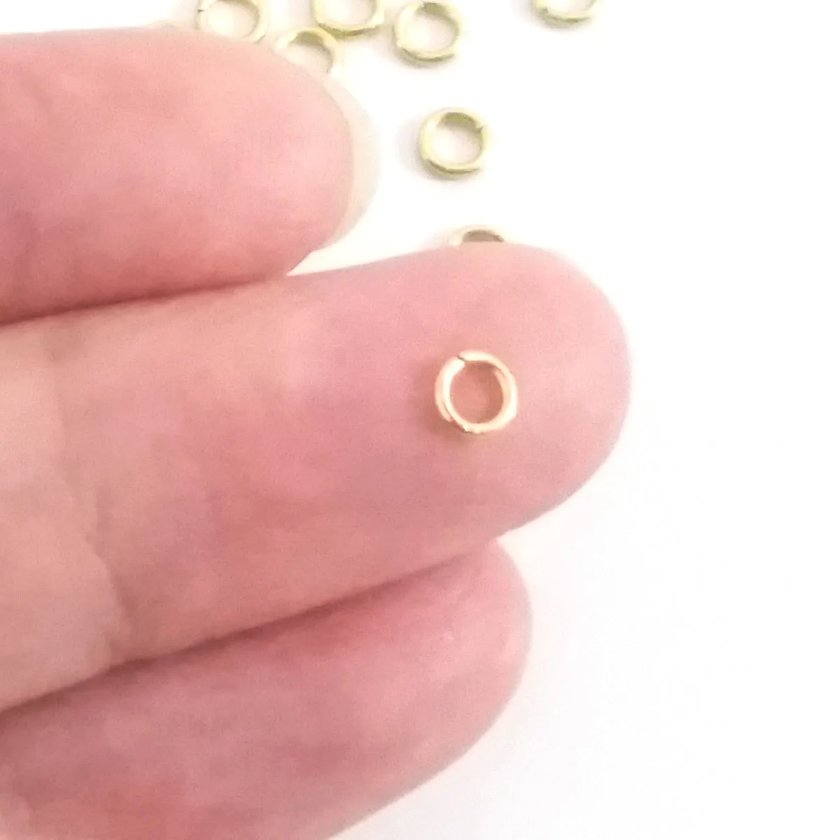 Gold Stainless Jump Rings, 4x0.8mm, 2.4mm Inside Diameter, 20 gauge, Closed Unsoldered, Lot Size 100