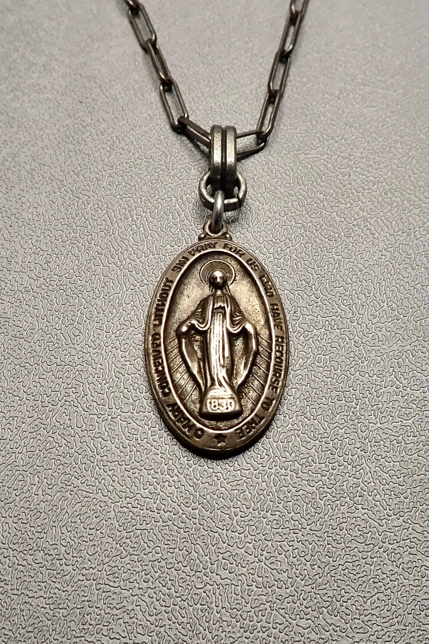 MIRACULOUS VIRGEN PENDANT